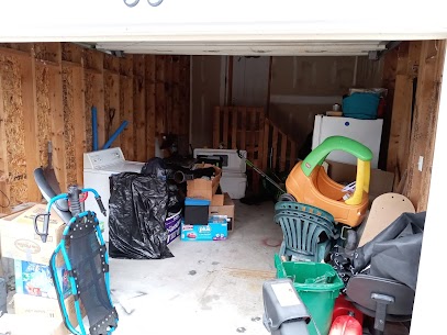 Movers navigating narrow Chinatown alleys with care.