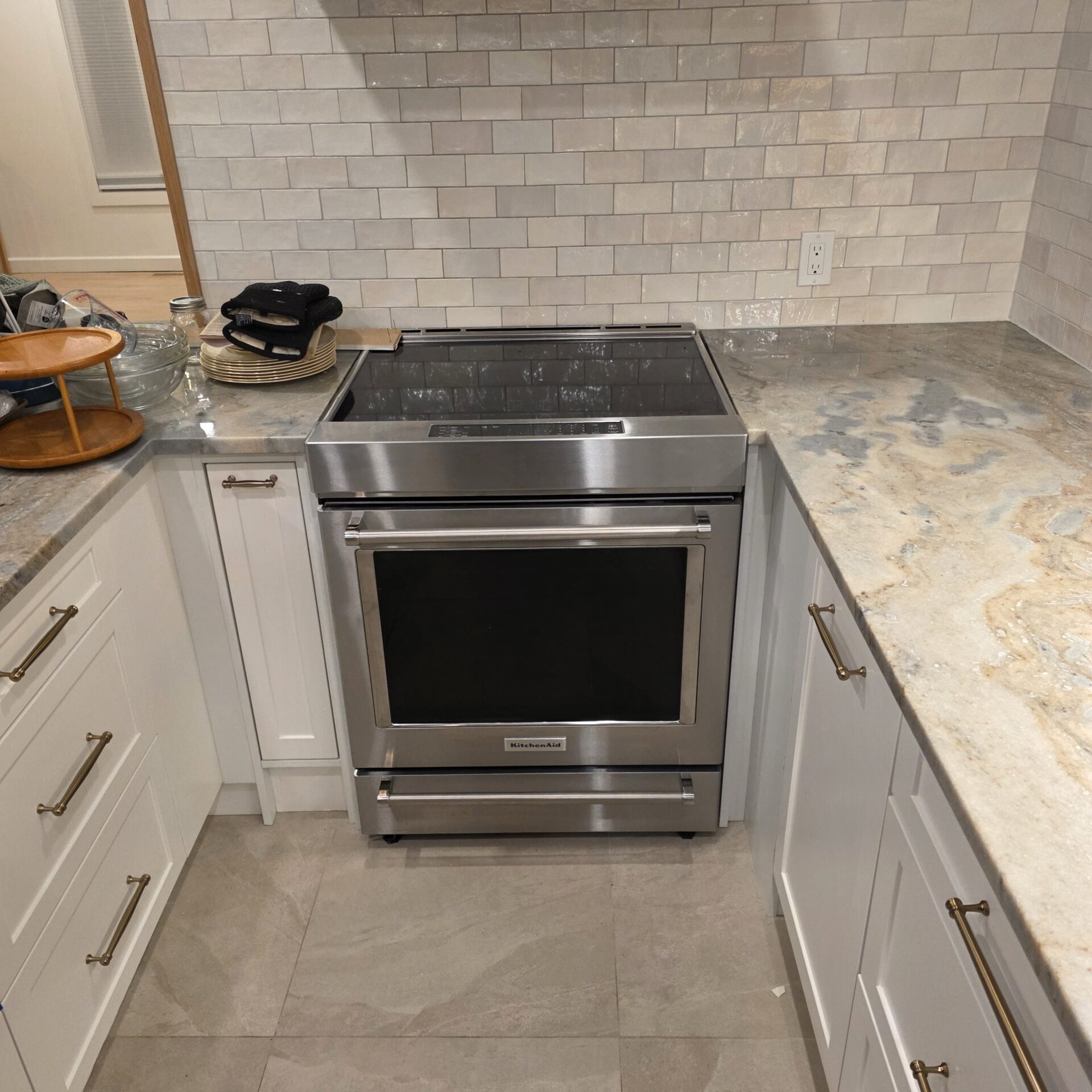 Fine glass dessert plates individually wrapped and packed upright for safe transport in Montreal.