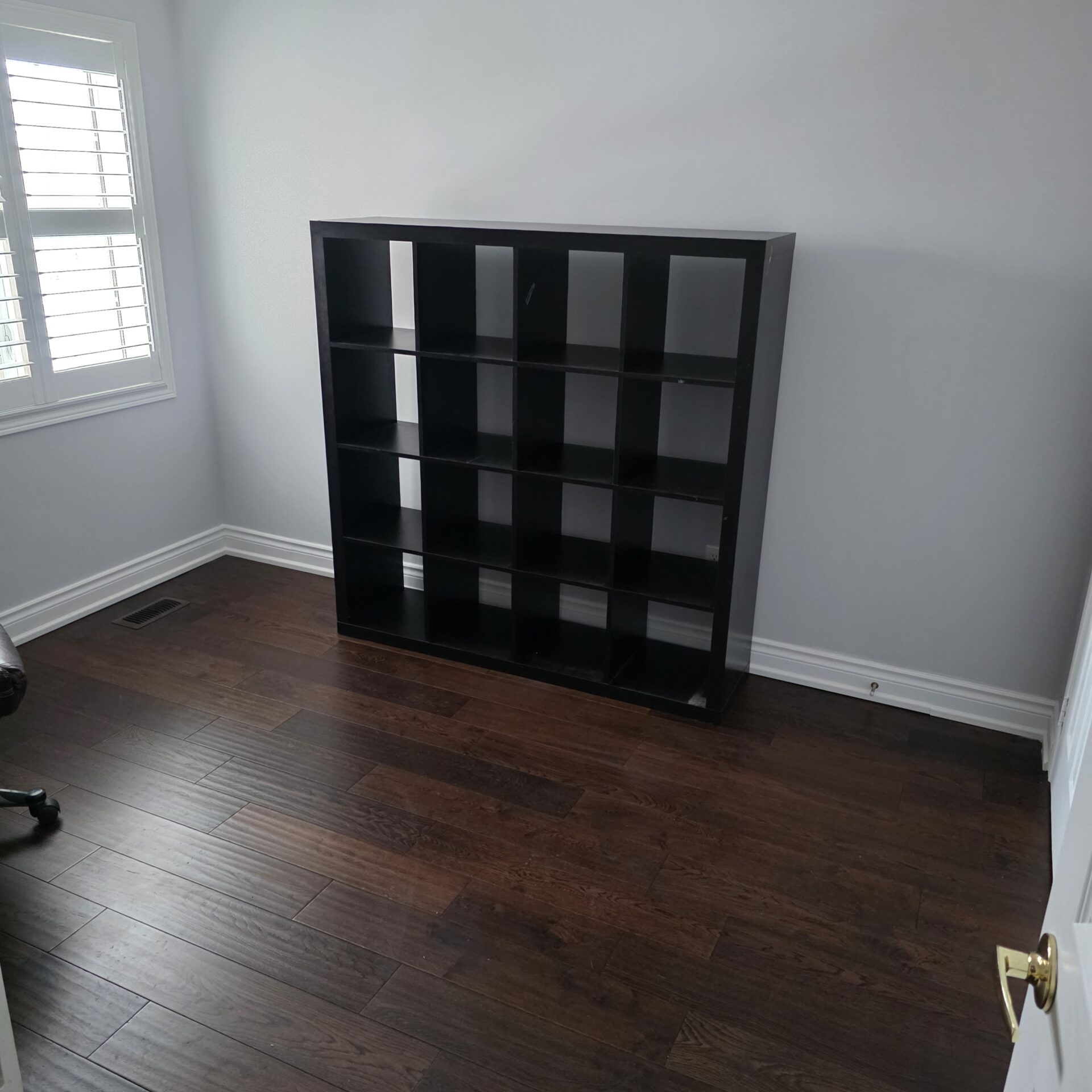 Movers ensuring clear pathways and safe loading in wintry conditions in Brampton.