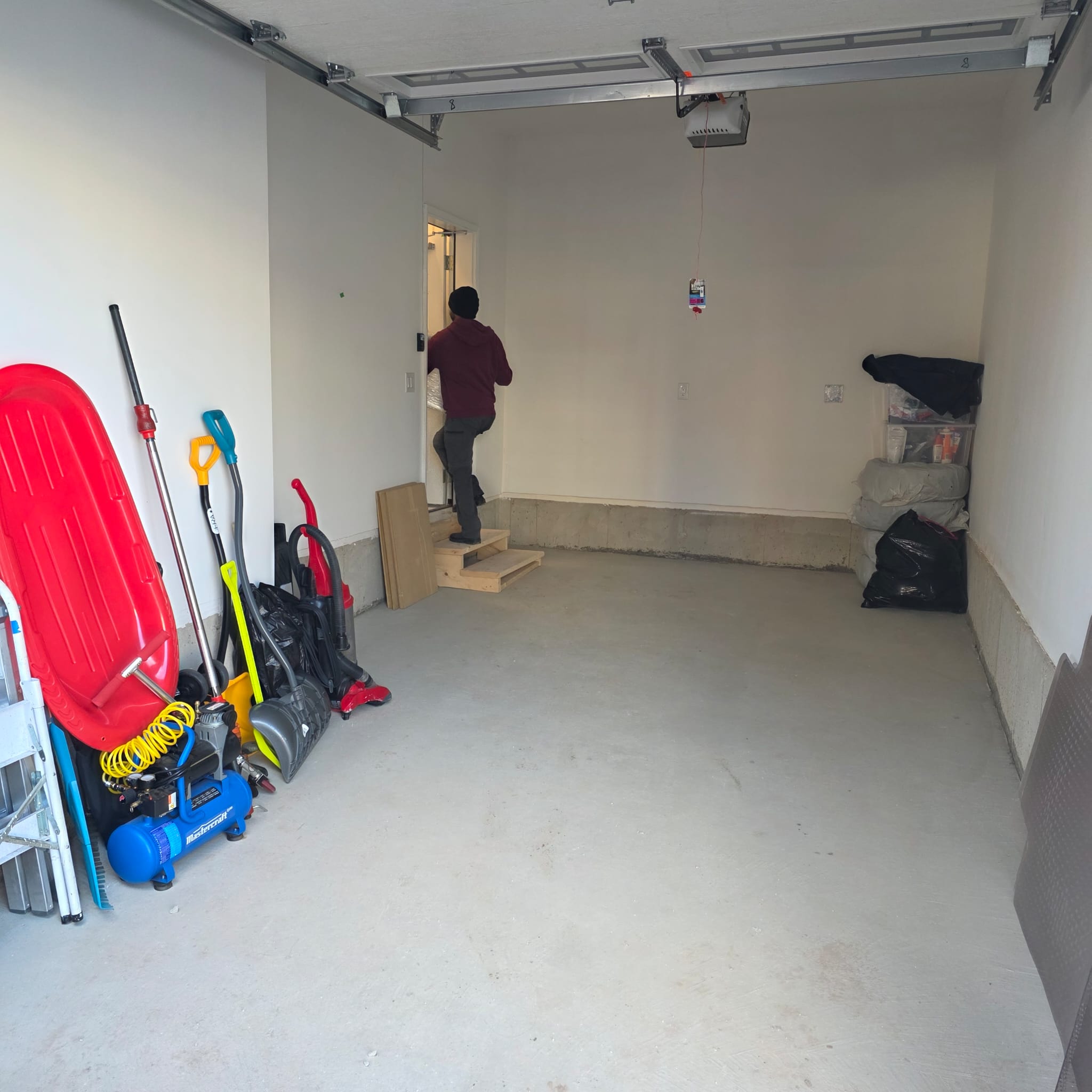 Professional movers maintaining clear pathways during winter loading in Alta Vista South.