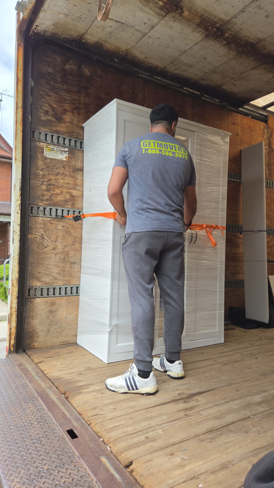 Get Movers Scarborough ON moving crew loading boxes