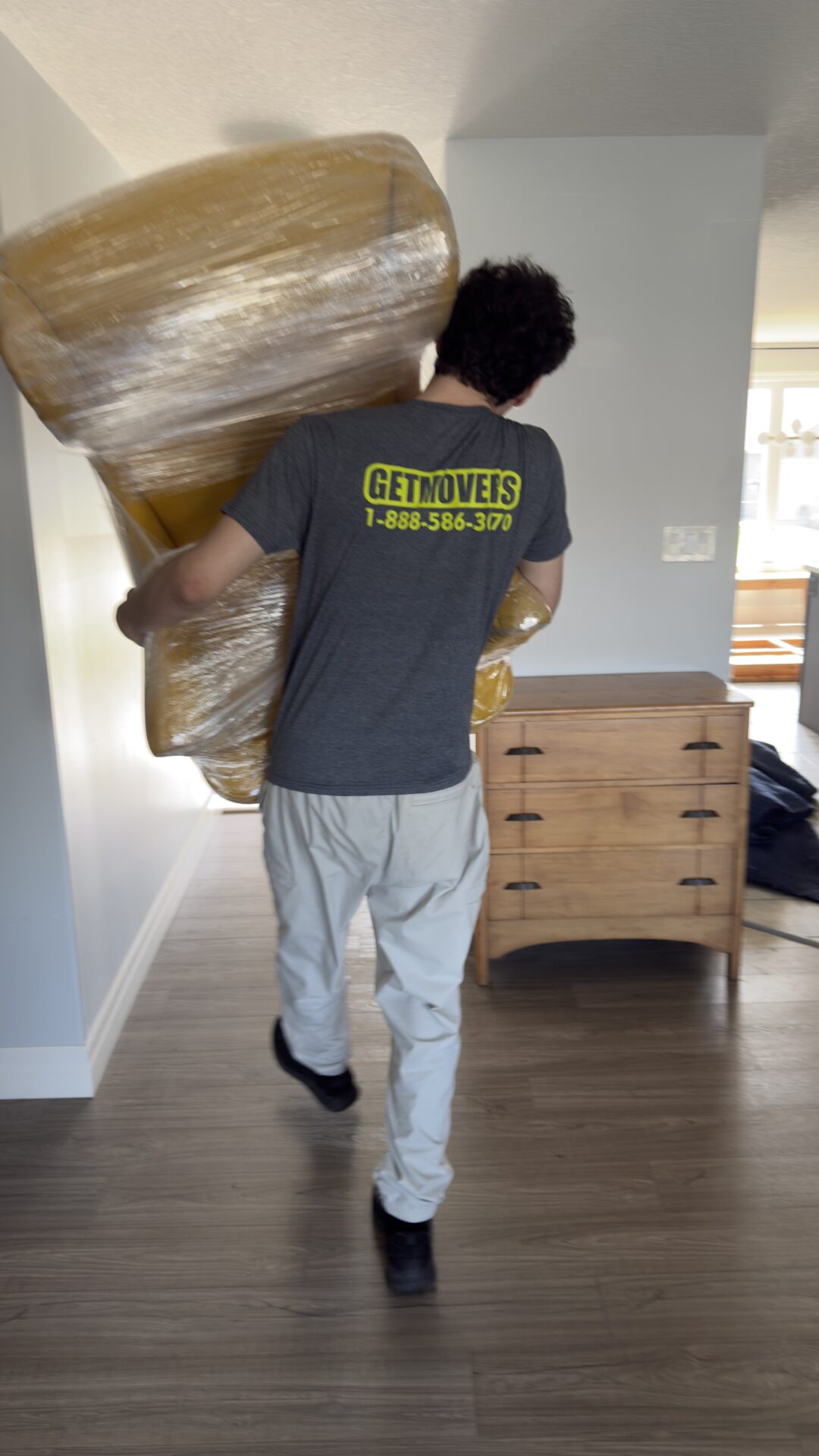 Movers loading items in L’Amoreaux (West)