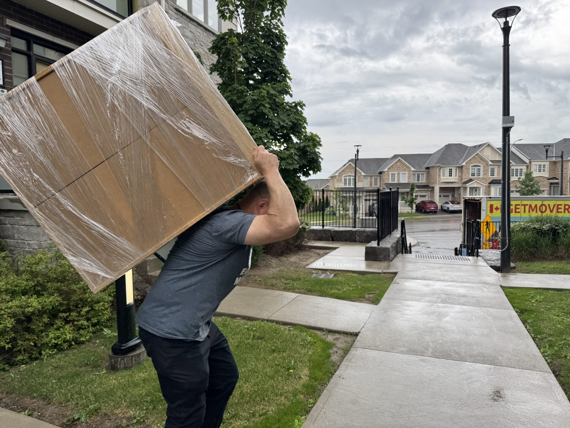 Unloading household goods in Bendale