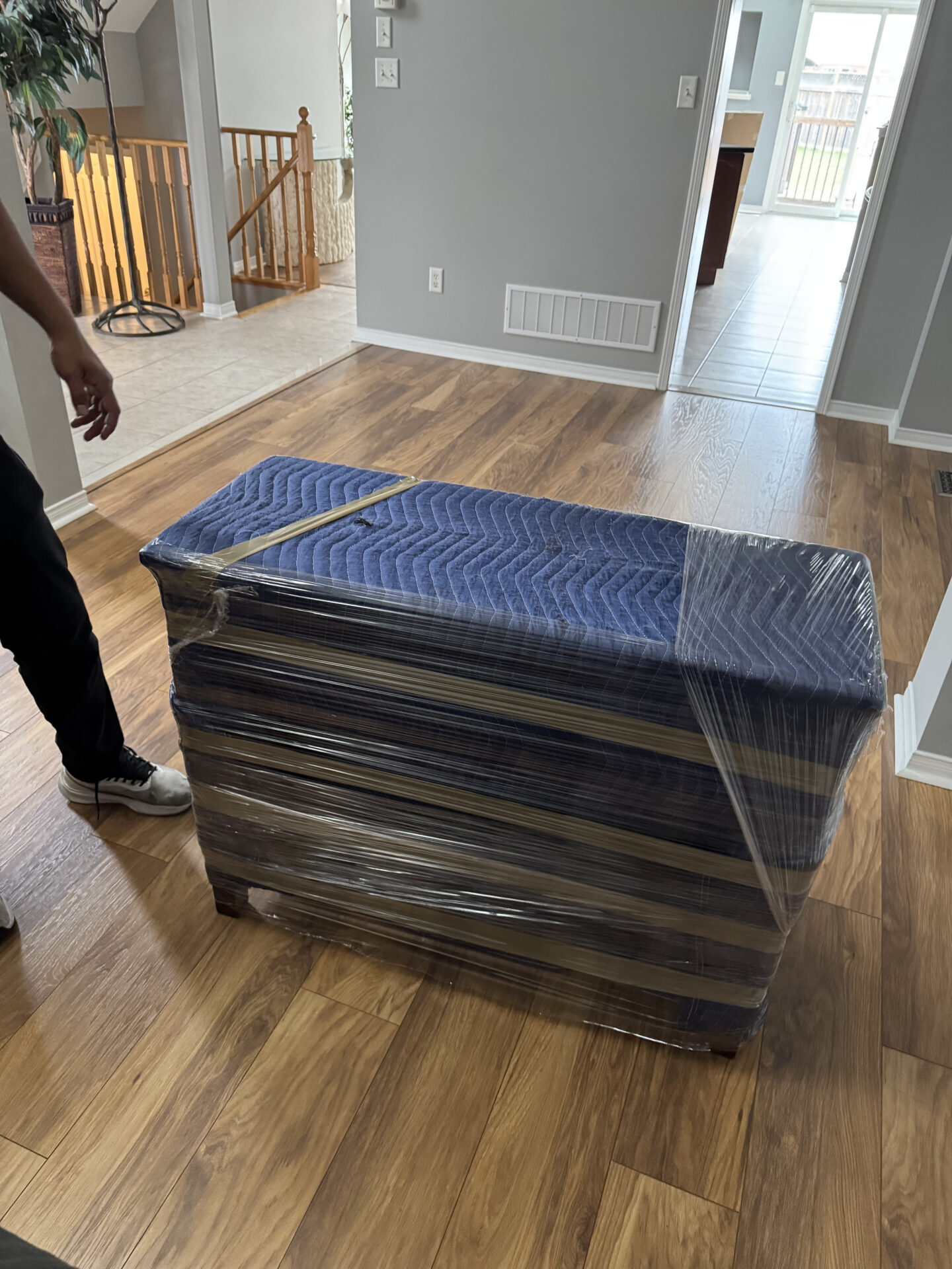 Moving truck parked safely in Samac North