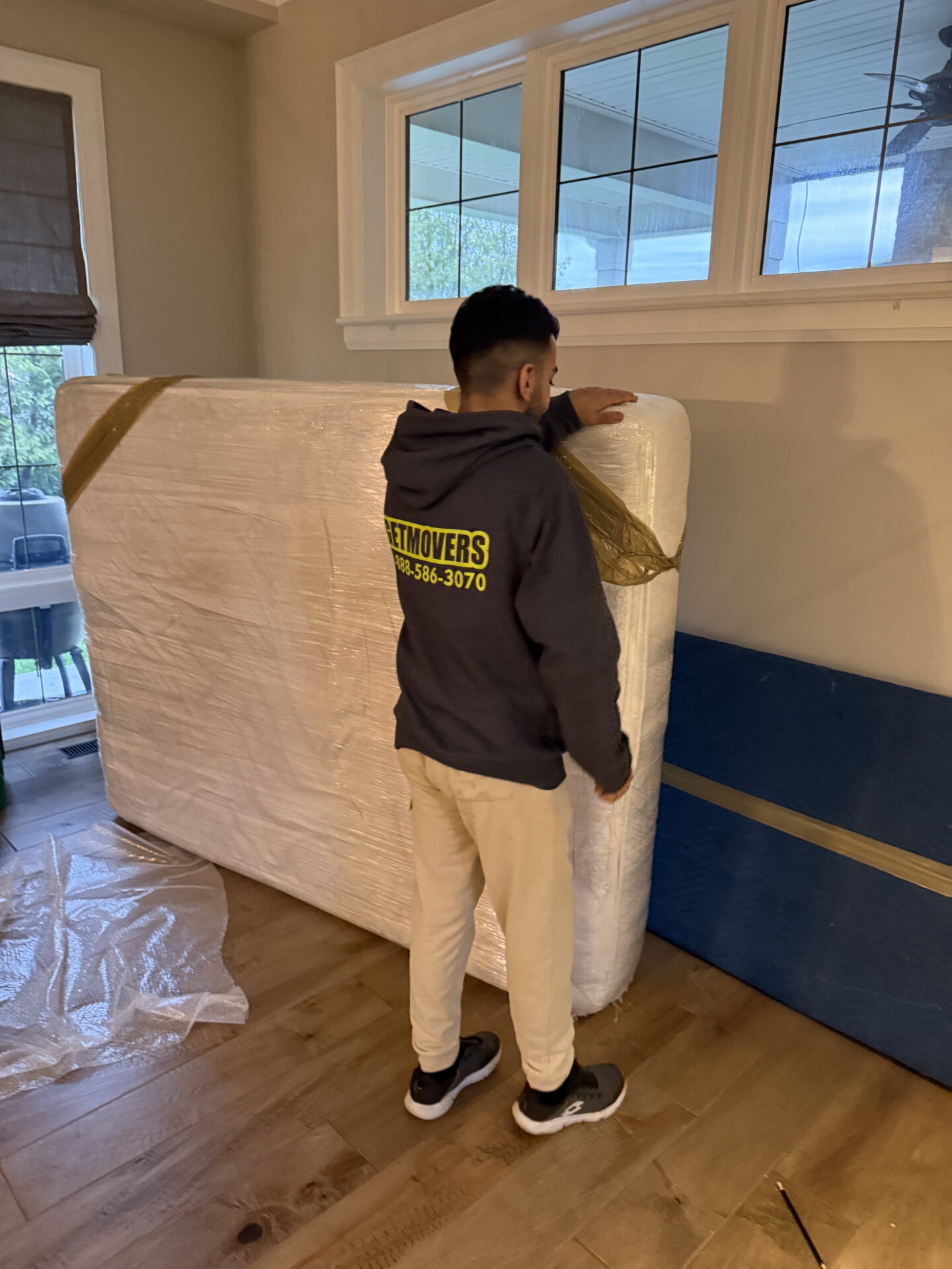 Get Movers Oshawa ON crew loading items