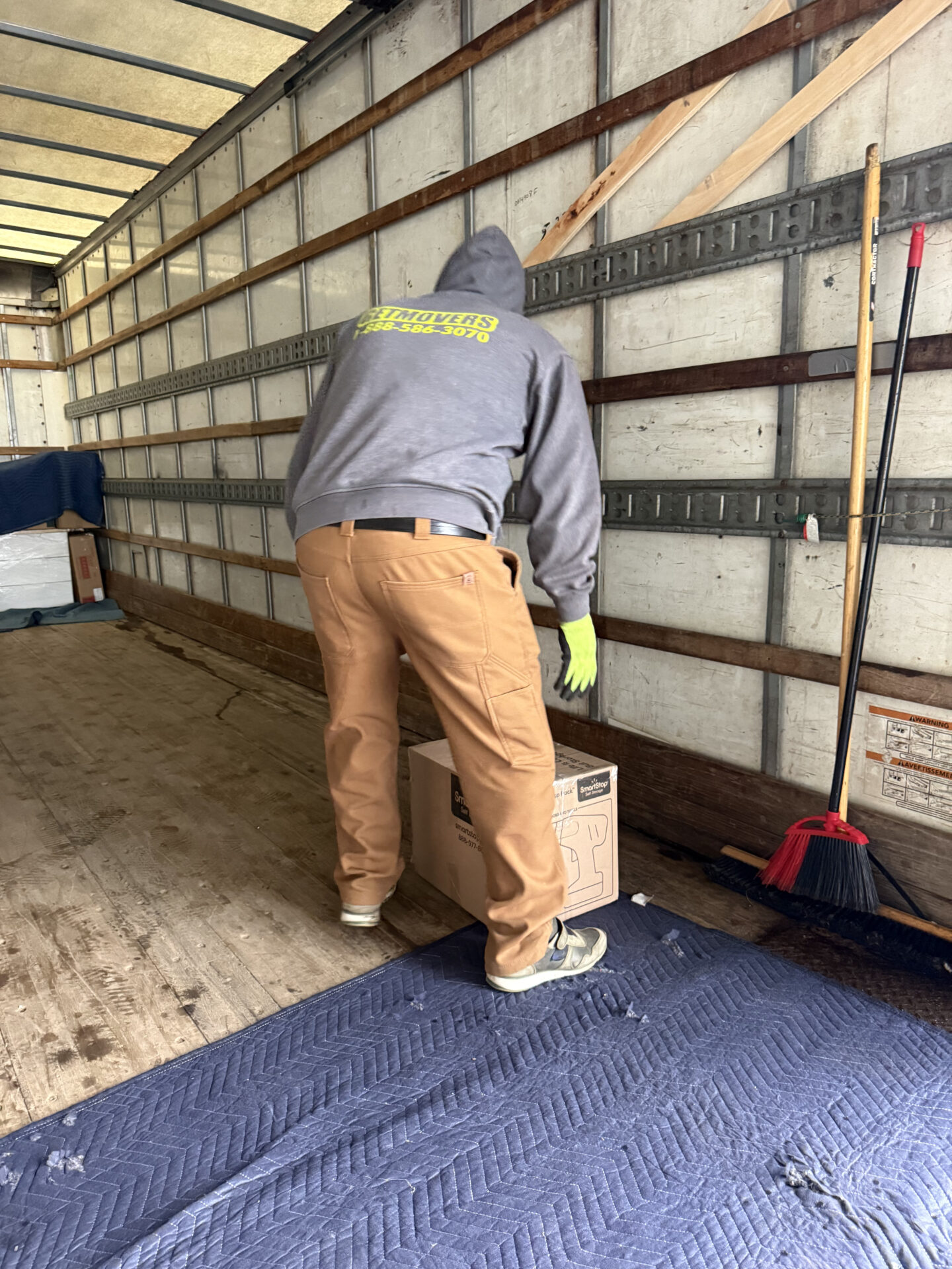 Moving from Wentworth St W — truck on road