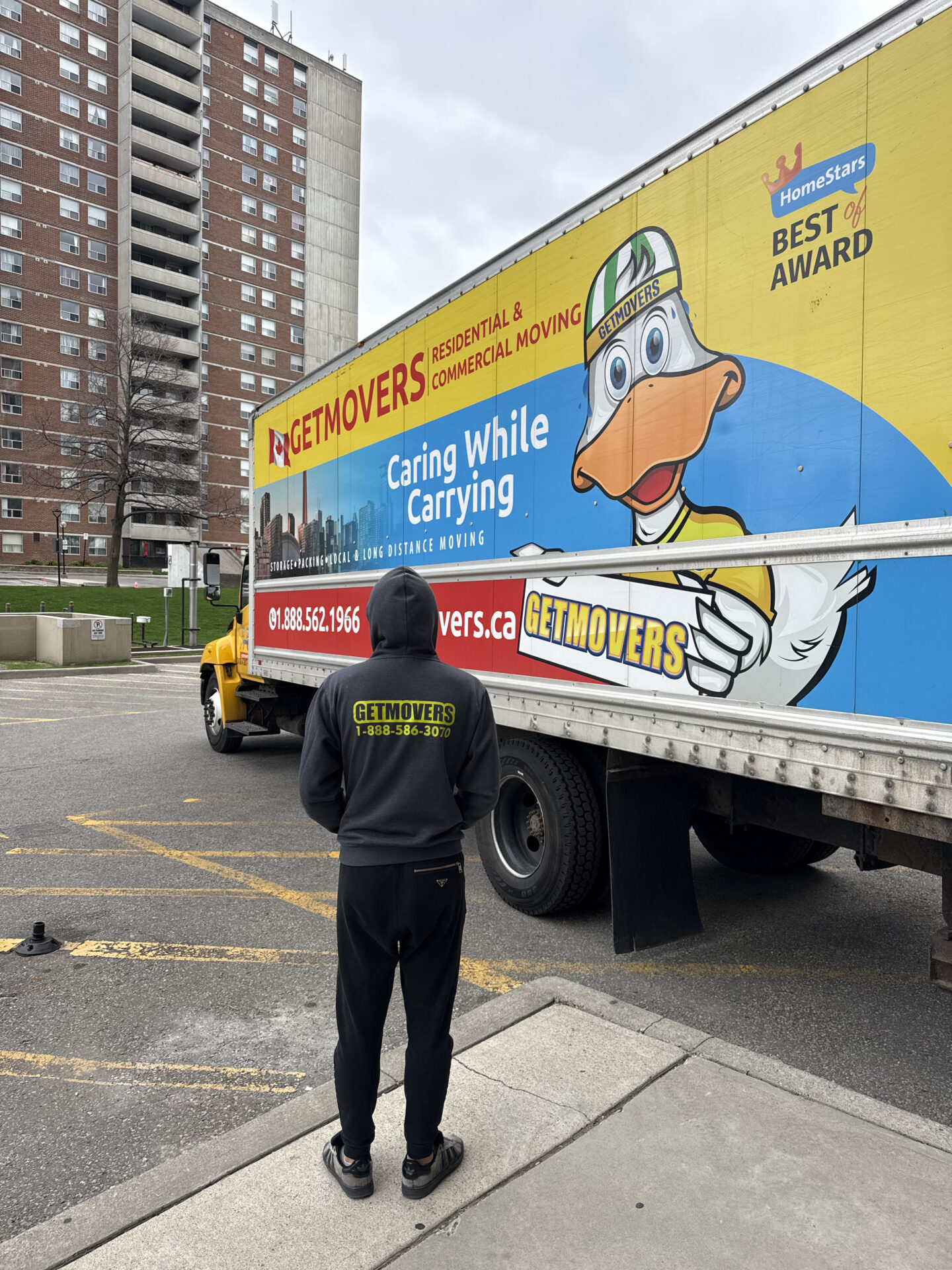 Moving truck arriving in Courtice