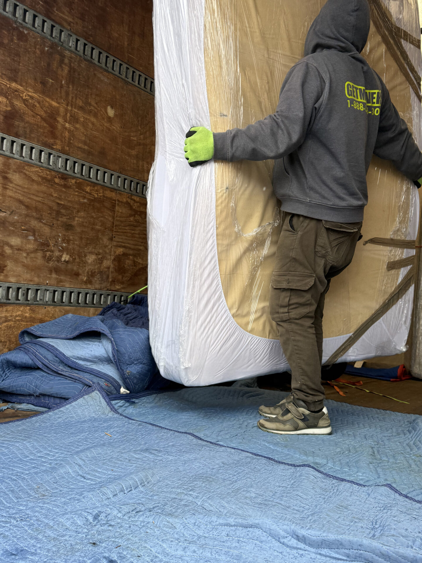 Heavy item carrying to the moving truck