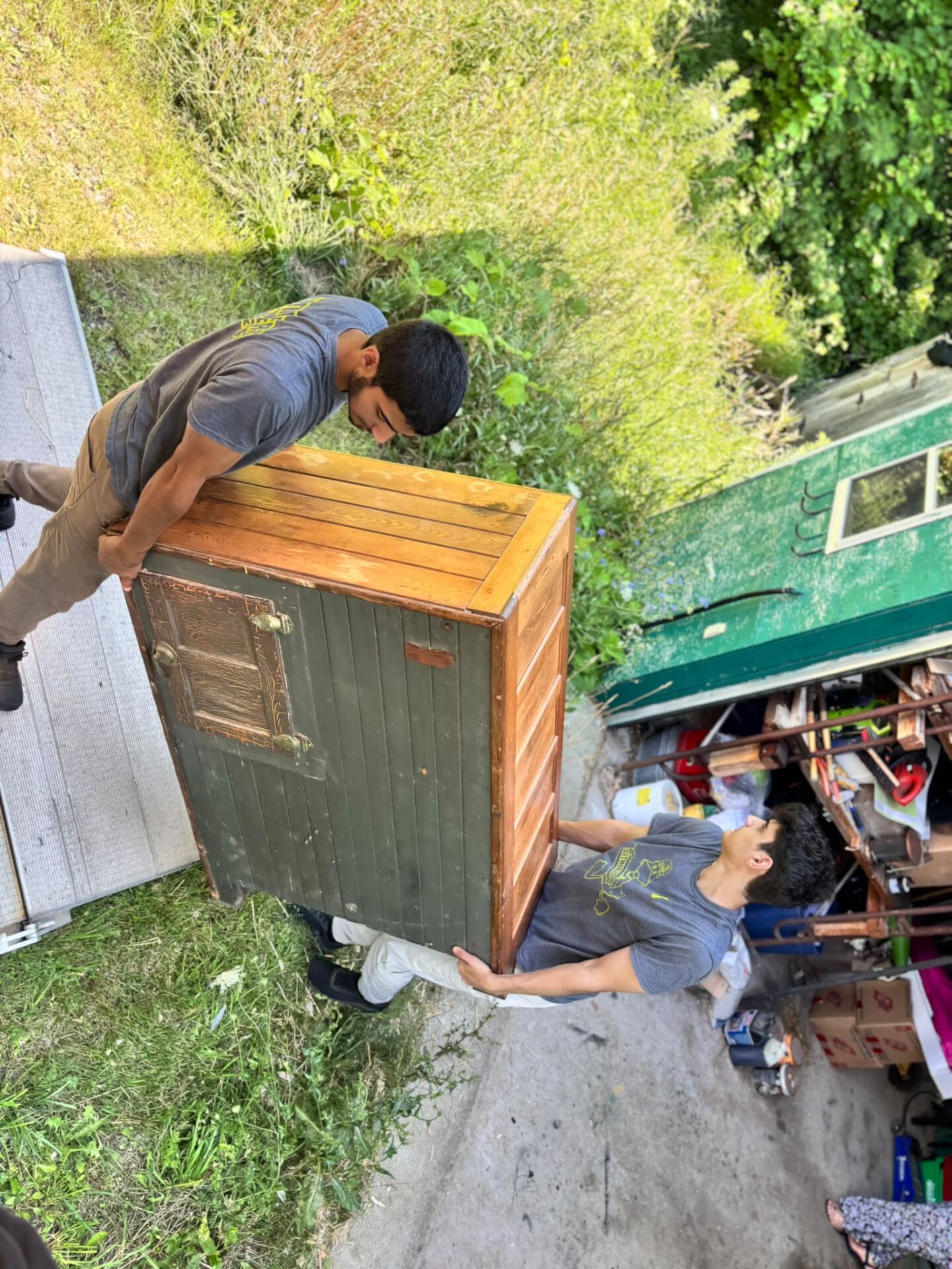 Get Movers Stouffville ON professional crew loading a 26-foot straight truck in the Uxbridge Boundary area using heavy-duty floor runners